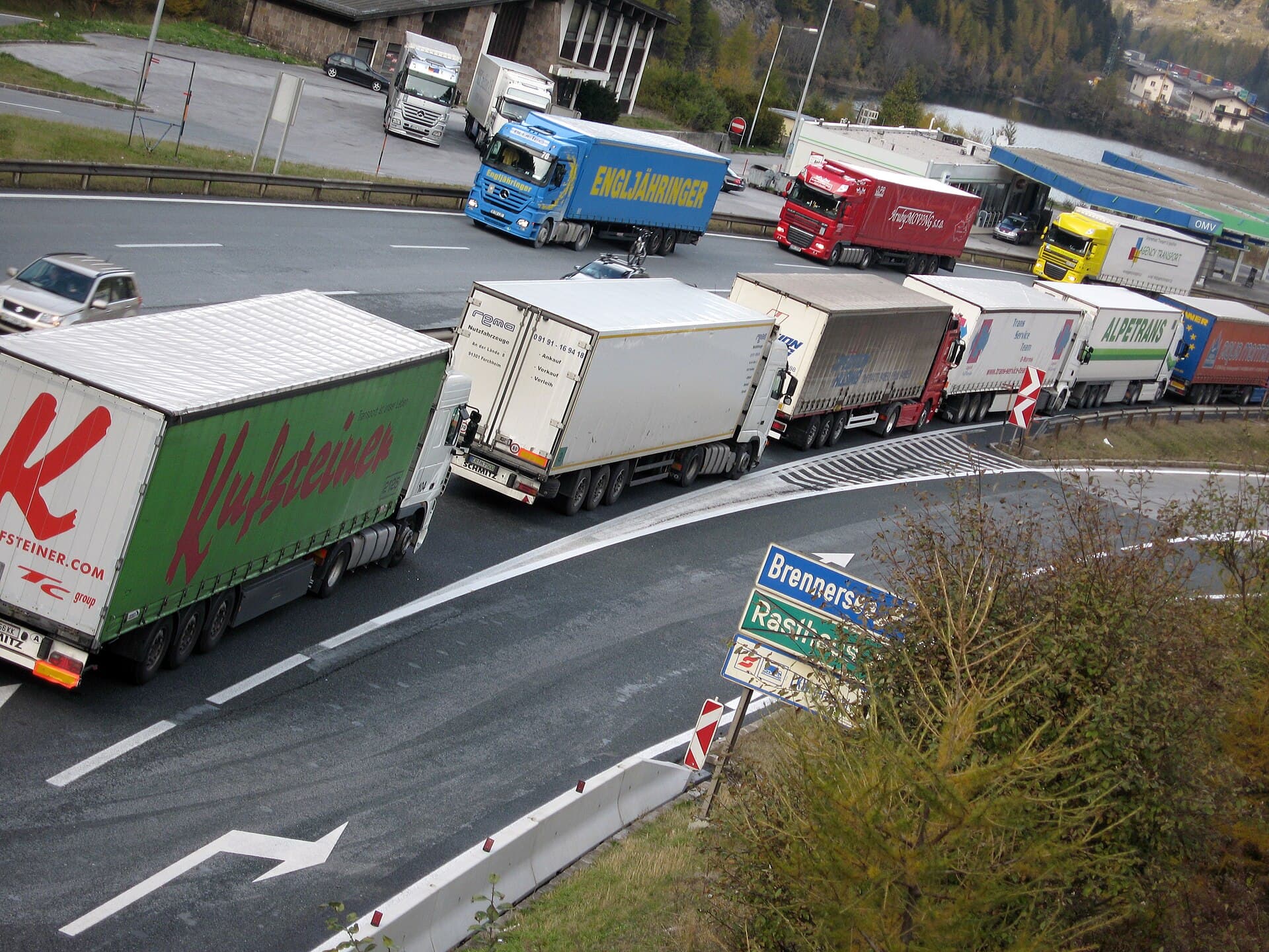 Lkw aus vielen Ländern stehen dicht an dicht in einer Kurve an der Brennerautobahn.